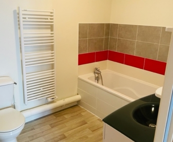 Location Maison 4 pièces Champdeniers-Saint-Denis (79220) - bourg